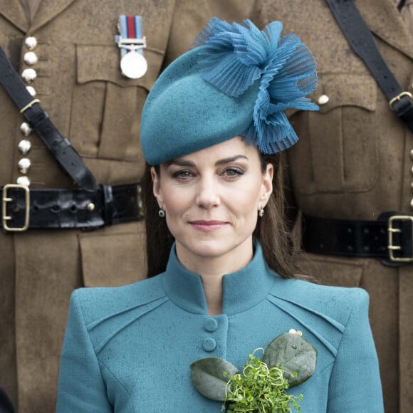 La colonelle Catherine (Kate) Middleton, princesse de Galles, à l'assemblée annuelle des Irish Guards Parade de la St Patrick à Mons Barracks à Aldershot, le 17 mars 2023. Catherine (Kate) Middleton, princesse de Galles, a récemment été nommée colonelle de l'Irish Guards par le roi d'Angleterre. 