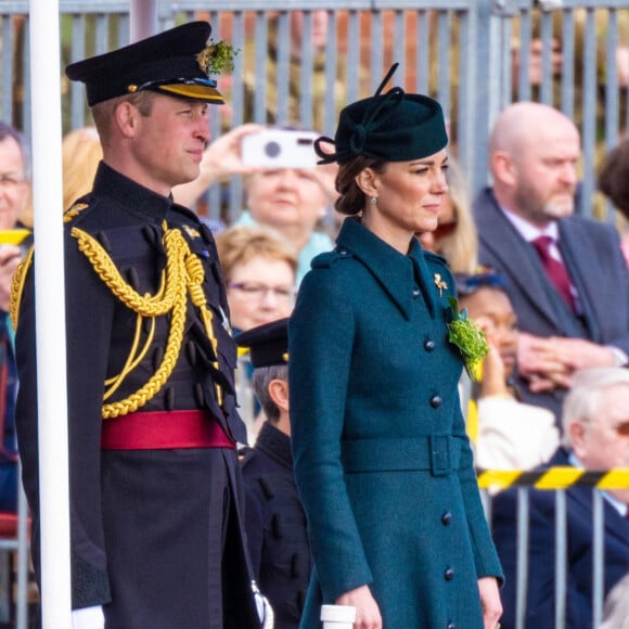 Le prince William, duc de Cambridge, et Catherine (Kate) Middleton, duchesse de Cambridge, visitent le 1er bataillon d'Irish Guards à l'occasion de la parade de la Saint Patrick à Aldershot, le 17 mars 2022. 