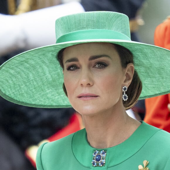 Toujours en convalescence, elle ne peut malheureusement pas faire autrement
Kate Catherine Middleton, princesse de Galles - La famille royale d'Angleterre lors du défilé "Trooping the Colour" à Londres. Le 17 juin 2023 