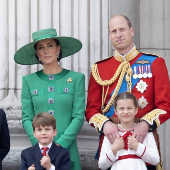 Trooping the Colour est l'occasion de voir toute la famille royale
Le prince Louis, la princesse Charlotte, Kate Catherine Middleton, princesse de Galles, le prince William de Galles - La famille royale d'Angleterre sur le balcon du palais de Buckingham lors du défilé "Trooping the Colour" à Londres. Le 17 juin 2023