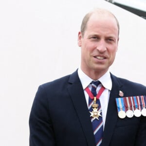 Le président français Emmanuel Macron et la première dame, Brigitte Macron accueillent le Prince William lors de la cérémonie internationale du 80ème anniversaire du débarquement à Omaha Beach, le 6 juin 2024. © Stéphane Lemouton / Bestimage 