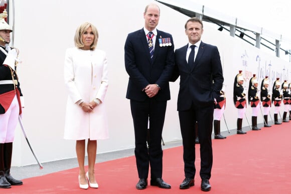 Le président français Emmanuel Macron et la première dame, Brigitte Macron accueillent le Prince William lors de la cérémonie internationale du 80ème anniversaire du débarquement à Omaha Beach, le 6 juin 2024. © Stéphane Lemouton / Bestimage 