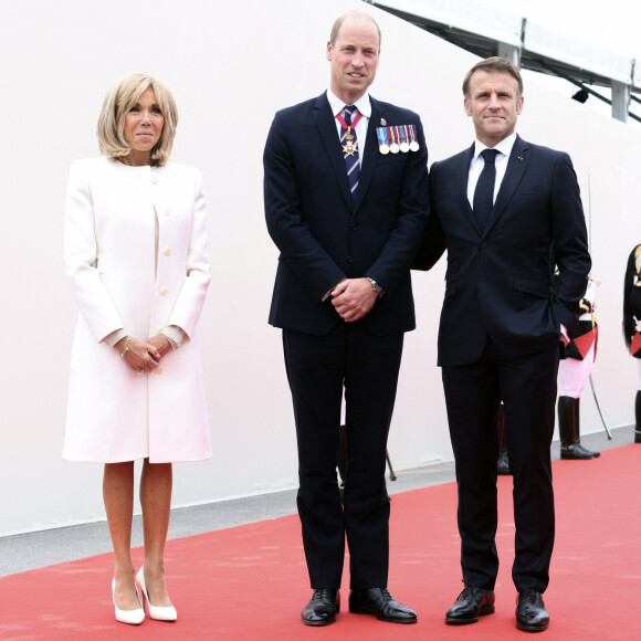 Le président français Emmanuel Macron et la première dame, Brigitte Macron accueillent le Prince William lors de la cérémonie internationale du 80ème anniversaire du débarquement à Omaha Beach, le 6 juin 2024. © Stéphane Lemouton / Bestimage 