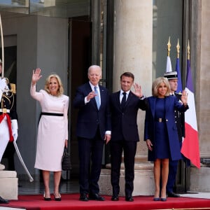 Les deux Premières dames ont sorti leurs plus belles tenues pour assister à la cérémonie du samedi 8 juin 2024 devant l'Arc de Triomphe
Jill Biden et son mari Joe Biden, Emmanuel Macron et sa femme Brigitte Macron - Le président des Etats-Unis et sa femme à leur arrivée au palais de l'Elysée à Paris, à l'occasion de leur visite d'état en France. Le 8 juin 2024 © Jacovides-Moreau / Bestimage 