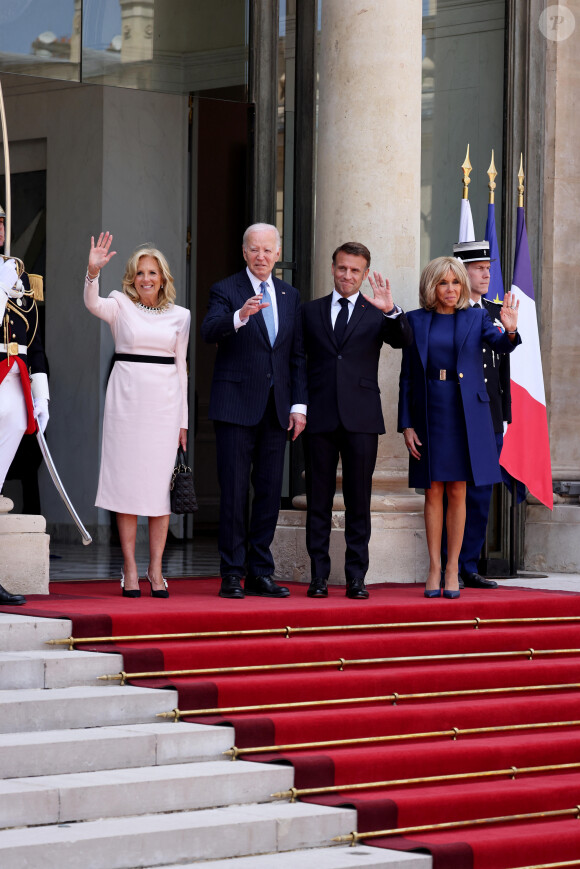 Les deux Premières dames ont sorti leurs plus belles tenues pour assister à la cérémonie du samedi 8 juin 2024 devant l'Arc de Triomphe
Jill Biden et son mari Joe Biden, Emmanuel Macron et sa femme Brigitte Macron - Le président des Etats-Unis et sa femme à leur arrivée au palais de l'Elysée à Paris, à l'occasion de leur visite d'état en France. Le 8 juin 2024 © Jacovides-Moreau / Bestimage 