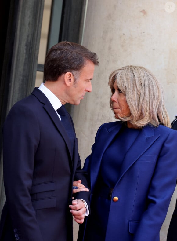 Emmanuel Macron a reçu le président américain devant l'Arc de Triomphe samedi 8 juin 2024
Emmanuel Macron et sa femme Brigitte - Le président des Etats-Unis et sa femme à leur arrivée au palais de l'Elysée à Paris, à l'occasion de leur visite d'état en France. Le 8 juin 2024 © Jacovides-Moreau / Bestimage 