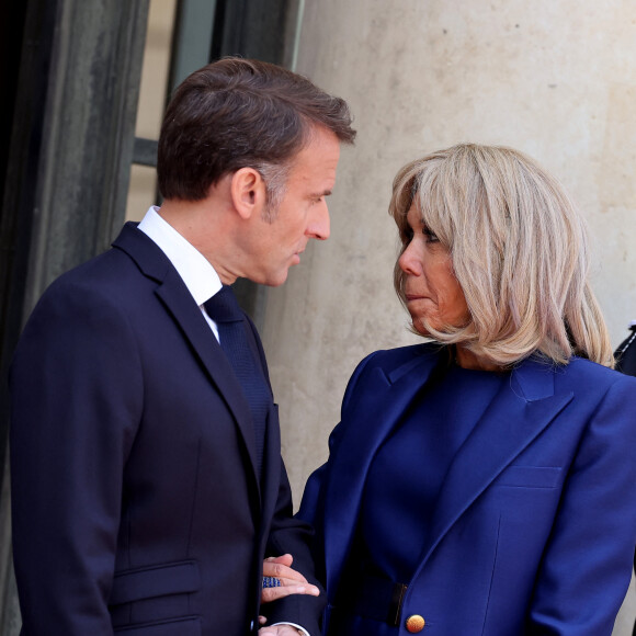 Emmanuel Macron a reçu le président américain devant l'Arc de Triomphe samedi 8 juin 2024
Emmanuel Macron et sa femme Brigitte - Le président des Etats-Unis et sa femme à leur arrivée au palais de l'Elysée à Paris, à l'occasion de leur visite d'état en France. Le 8 juin 2024 © Jacovides-Moreau / Bestimage 