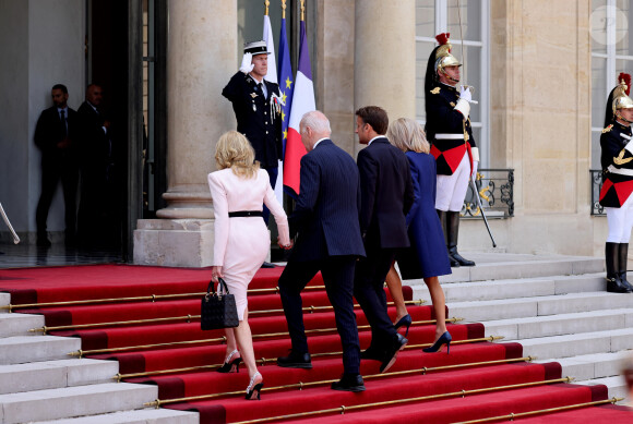 Jill Biden et son mari Joe Biden, Emmanuel Macron et sa femme Brigitte Macron - Le président des Etats-Unis et sa femme à leur arrivée au palais de l'Elysée à Paris, à l'occasion de leur visite d'état en France. Le 8 juin 2024 © Jacovides-Moreau / Bestimage 