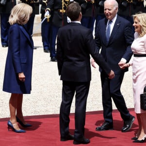 Le président français Emmanuel Macron et la première dame, Brigitte Macron accueillent le président américain Joe Biden et sa femme Jill Biden au palais de l'Elysee pour une visite d'état. Le 8 juin 2024. © Stéphane Lemouton / Bestimage 