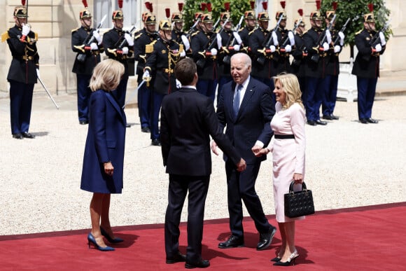 Le président français Emmanuel Macron et la première dame, Brigitte Macron accueillent le président américain Joe Biden et sa femme Jill Biden au palais de l'Elysee pour une visite d'état. Le 8 juin 2024. © Stéphane Lemouton / Bestimage 