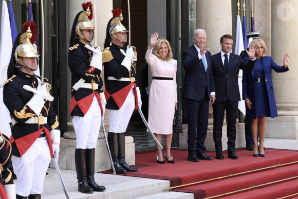 Le président français Emmanuel Macron et la première dame, Brigitte Macron accueillent le président américain Joe Biden et sa femme Jill Biden au palais de l'Elysee pour une visite d'état. Le 8 juin 2024. © Stéphane Lemouton / Bestimage 