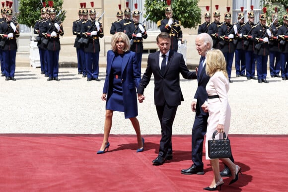 Le président français Emmanuel Macron et la première dame, Brigitte Macron accueillent le président américain Joe Biden et sa femme Jill Biden au palais de l'Elysee pour une visite d'état. Le 8 juin 2024. © Stéphane Lemouton / Bestimage 