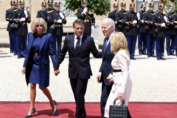 Le président français Emmanuel Macron et la première dame, Brigitte Macron accueillent le président américain Joe Biden et sa femme Jill Biden au palais de l'Elysee pour une visite d'état. Le 8 juin 2024. © Stéphane Lemouton / Bestimage 