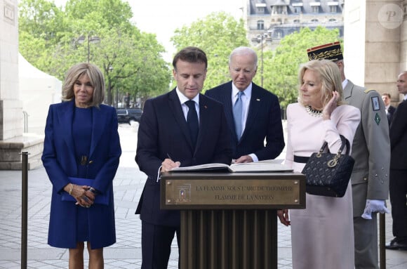 Emmanuel Macron et sa femme Brigitte, Joe Biden et sa femme Jill - Cérémonie à l'Arc de Triomphe à Paris, à l'occasion du voyage officiel du président des Etats-Unis en France. Le 8 juin 2024 © Jeanne Accorsini / Pool / Bestimage 