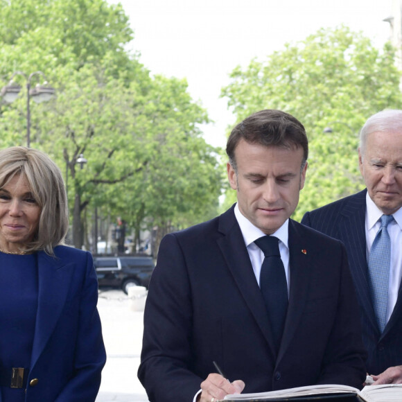 Emmanuel Macron et sa femme Brigitte, Joe Biden et sa femme Jill - Cérémonie à l'Arc de Triomphe à Paris, à l'occasion du voyage officiel du président des Etats-Unis en France. Le 8 juin 2024 © Jeanne Accorsini / Pool / Bestimage 