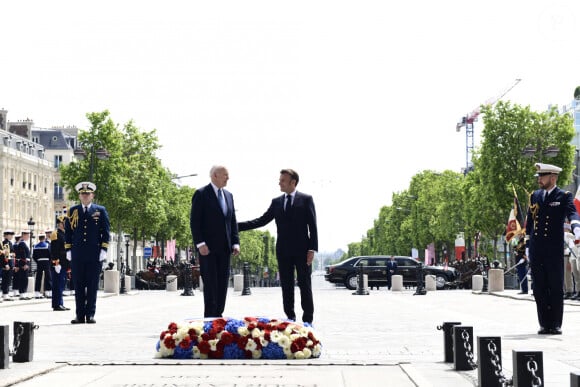 Emmanuel Macron et Joe Biden - Cérémonie à l'Arc de Triomphe à Paris, à l'occasion du voyage officiel du président des Etats-Unis en France. Le 8 juin 2024 © Jeanne Accorsini / Pool / Bestimage 