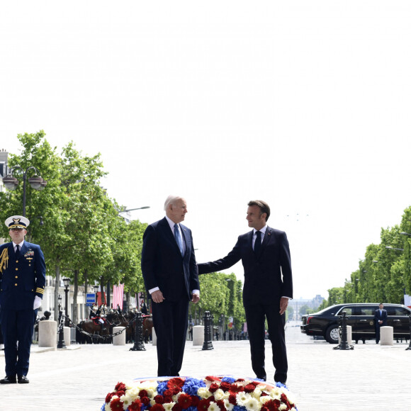 Emmanuel Macron et Joe Biden - Cérémonie à l'Arc de Triomphe à Paris, à l'occasion du voyage officiel du président des Etats-Unis en France. Le 8 juin 2024 © Jeanne Accorsini / Pool / Bestimage 