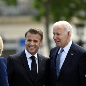 Emmanuel Macron et sa femme Brigitte, Joe Biden et sa femme Jill - Cérémonie à l'Arc de Triomphe à Paris, à l'occasion du voyage officiel du président des Etats-Unis en France. Le 8 juin 2024 © Jeanne Accorsini / Pool / Bestimage 