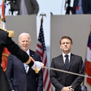 Joe Biden et Emmanuel Macron - Cérémonie à l'Arc de Triomphe à Paris, à l'occasion du voyage officiel du président des Etats-Unis en France. Le 8 juin 2024 © Jeanne Accorsini / Pool / Bestimage 