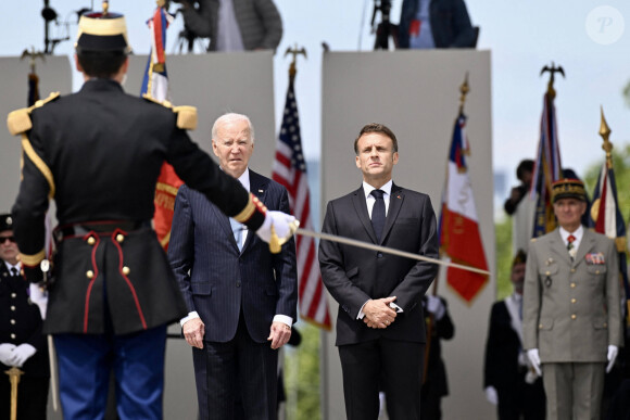 Joe Biden et Emmanuel Macron - Cérémonie à l'Arc de Triomphe à Paris, à l'occasion du voyage officiel du président des Etats-Unis en France. Le 8 juin 2024 © Jeanne Accorsini / Pool / Bestimage 