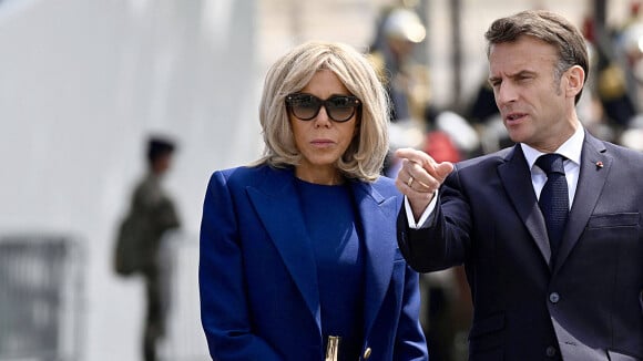 PHOTOS Brigitte Macron : Fine silhouette sublimée en bleu marine pour recevoir Joe et Jill Biden à Paris