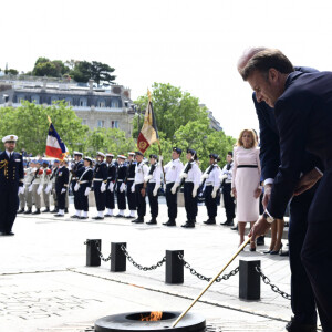 Emmanuel Macron et Joe Biden - Cérémonie à l'Arc de Triomphe à Paris, à l'occasion du voyage officiel du président des Etats-Unis en France. Le 8 juin 2024 © Jeanne Accorsini / Pool / Bestimage 