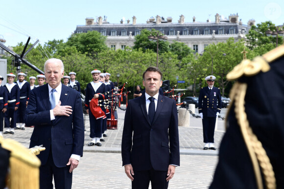 Emmanuel Macron et Joe Biden - Cérémonie à l'Arc de Triomphe à Paris, à l'occasion du voyage officiel du président des Etats-Unis en France. Le 8 juin 2024 © Jeanne Accorsini / Pool / Bestimage 