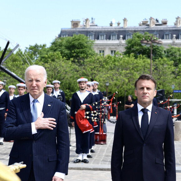 Emmanuel Macron et Joe Biden - Cérémonie à l'Arc de Triomphe à Paris, à l'occasion du voyage officiel du président des Etats-Unis en France. Le 8 juin 2024 © Jeanne Accorsini / Pool / Bestimage 