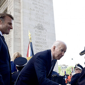 Emmanuel Macron, Joe Biden - Cérémonie à l'Arc de Triomphe à Paris, à l'occasion du voyage officiel du président des Etats-Unis en France. Le 8 juin 2024 © Jeanne Accorsini / Pool / Bestimage 