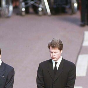 Pour rappel, il avait beaucoup soutenu ses neveux William et Harry.
Charles Spencer, Prince Charles, Prince Philip, Prince William, Prince Harry - Procession aux funérailles de Lady Diana, Londres.