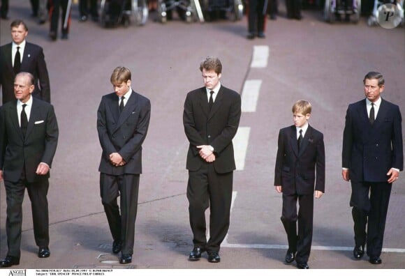 Pour rappel, il avait beaucoup soutenu ses neveux William et Harry.
Charles Spencer, Prince Charles, Prince Philip, Prince William, Prince Harry - Procession aux funérailles de Lady Diana, Londres.