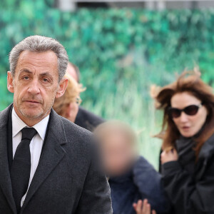 Une jeune fille au comportement exemplaire - les coéquipiers de Giulia la décrivent comme "adorable" et "d'une grande gentillesse" - qui a de quoi rendre fiers ses parents. 

Nicolas Sarkozy, sa femme Carla et leur fille Giulia lors des obsèques de Päl Sarkozy de Nagy Bocsa, le père de Nicolas Sarkozy, en l'église Saint-Jean Baptiste à Neuilly sur Seine le 9 mars 2023.