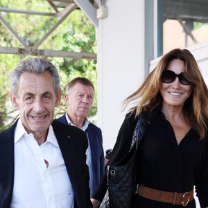 L'ancien président français Nicolas Sarkozy et sa femme Carla Bruni-Sarkozy arrivent à l'aéroport de Venise-Marco Polo et prennent un bateau-taxi lors du 80ème festival international du film de Venise, La Mostra, à Venise, Italie, le 2 septembre 2023.