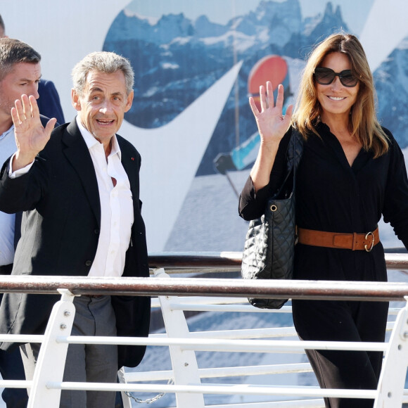 L'ancien président français Nicolas Sarkozy et sa femme Carla Bruni-Sarkozy arrivent à l'aéroport de Venise-Marco Polo et prennent un bateau-taxi lors du 80ème festival international du film de Venise, La Mostra, à Venise, Italie, le 2 septembre 2023.