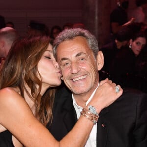 Carla Bruni-Sarkozy et son mari Nicolas Sarkozy pendant le 19ème "Diner de la Mode" au bénéfice de Sidaction au Pavillon Cambon Capucines dans le cadre de la Fashion Week de Paris, le 7 juillet 2022. © Rachid Bellak / Bestimage 