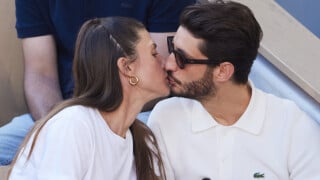 PHOTOS Pierre Niney se lâche comme jamais : pluie de baisers et de câlins avec sa belle amoureuse à Roland-Garros, les stars de cinéma so in love !