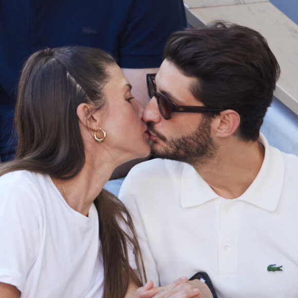 Pierre Niney et sa compagne Natasha se sont montrés très tendres à Roland-Garros.
Pierre Niney et sa compagne Natasha Andrews - Célébrités dans les tribunes de la finale homme des Internationaux de France de tennis de Roland Garros. © Jacovides-Moreau/Bestimage 