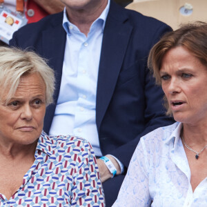 Bronzées, Anne Le Nen et Muriel Robin ont également profité du match.
Muriel Robin et sa femme Anne Le Nen - Célébrités dans les tribunes de la finale homme des Internationaux de France de tennis de Roland Garros 2024 à Paris le 9 juin 2024. © Jacovides-Moreau/Bestimage 