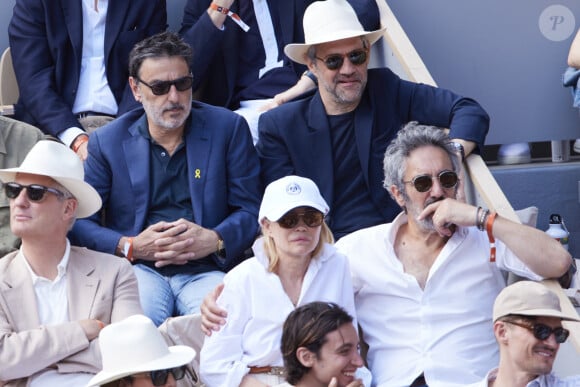 Yvan Attal, Emmanuelle Béart et son mari Frédéric Chaudier - Célébrités dans les tribunes de la finale homme des Internationaux de France de tennis de Roland Garros 2024 à Paris le 9 juin 2024. © Jacovides-Moreau/Bestimage 