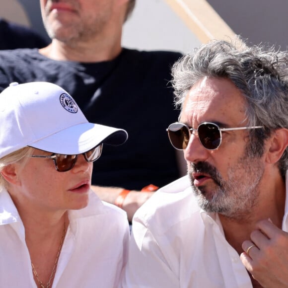 Emmanuelle Béart et son compagnon Frédéric Chaudier - Célébrités dans les tribunes de la finale homme des Internationaux de France de tennis de Roland Garros 2024 à Paris le 9 juin 2024. © Jacovides-Moreau/Bestimage 