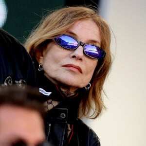 Isabelle Huppert - Célébrités dans les tribunes de la finale homme des Internationaux de France de tennis de Roland Garros 2024 à Paris le 9 juin 2024. © Jacovides-Moreau/Bestimage 