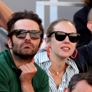 Pio Marmaï et sa compagne Charlotte Ranson - Célébrités dans les tribunes de la finale homme des Internationaux de France de tennis de Roland Garros 2024 à Paris le 9 juin 2024. © Jacovides-Moreau/Bestimage 