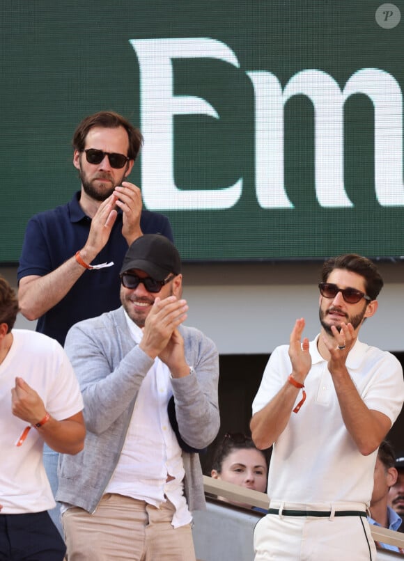 Benjamin Lavernhe, Laurent Lafitte et Pierre Niney - Célébrités dans les tribunes de la finale homme des Internationaux de France de tennis de Roland Garros 2024 à Paris le 9 juin 2024. © Jacovides-Moreau/Bestimage 