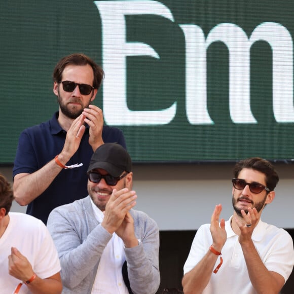 Benjamin Lavernhe, Laurent Lafitte et Pierre Niney - Célébrités dans les tribunes de la finale homme des Internationaux de France de tennis de Roland Garros 2024 à Paris le 9 juin 2024. © Jacovides-Moreau/Bestimage 