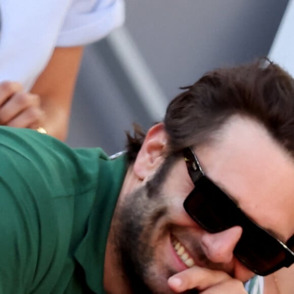 Pio Marmaï et sa compagne Charlotte Ranson - Célébrités dans les tribunes de la finale homme des Internationaux de France de tennis de Roland Garros 2024 à Paris le 9 juin 2024. © Jacovides-Moreau/Bestimage 