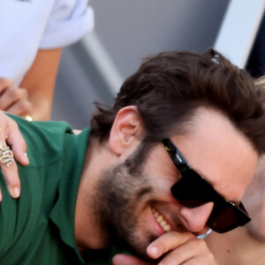 Pio Marmaï et sa compagne Charlotte Ranson - Célébrités dans les tribunes de la finale homme des Internationaux de France de tennis de Roland Garros 2024 à Paris le 9 juin 2024. © Jacovides-Moreau/Bestimage 