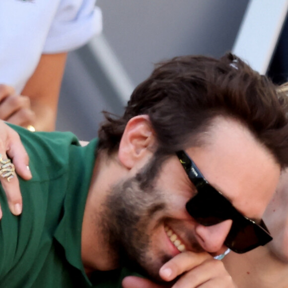 Pio Marmaï et sa compagne Charlotte Ranson - Célébrités dans les tribunes de la finale homme des Internationaux de France de tennis de Roland Garros 2024 à Paris le 9 juin 2024. © Jacovides-Moreau/Bestimage 