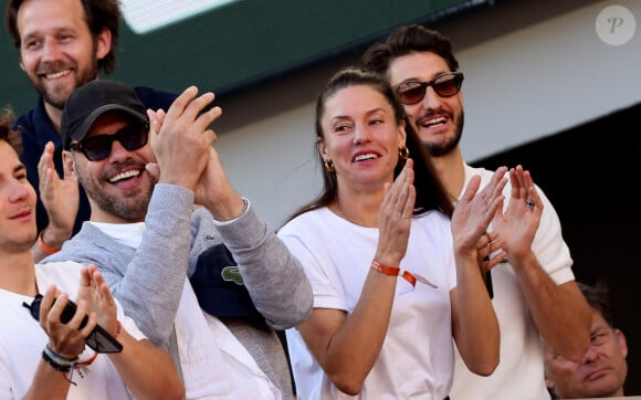 Benjamin Lavernhe, Pierre Niney et sa compagne Natasha Andrews, Laurent Lafitte - Célébrités dans les tribunes de la finale homme des Internationaux de France de tennis de Roland Garros 2024 à Paris le 9 juin 2024. © Jacovides-Moreau/Bestimage 