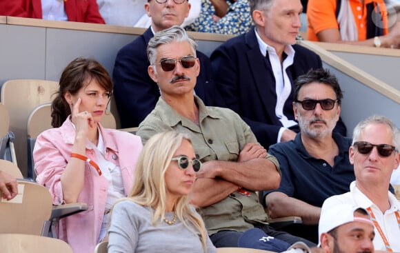 François Vincentelli et sa femme Alice Dufour, Yvan Attal - Célébrités dans les tribunes de la finale homme des Internationaux de France de tennis de Roland Garros 2024 à Paris le 9 juin 2024. © Jacovides-Moreau/Bestimage 