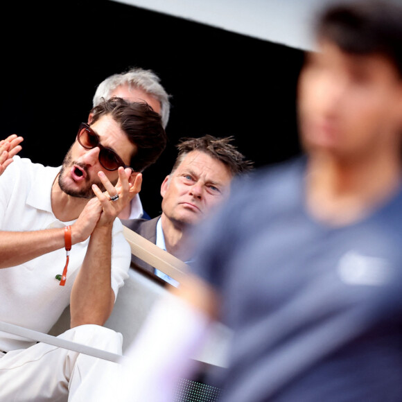 Pierre Niney et sa compagne Natasha Andrews - Célébrités dans les tribunes de la finale homme des Internationaux de France de tennis de Roland Garros 2024 à Paris le 9 juin 2024. © Jacovides-Moreau/Bestimage 